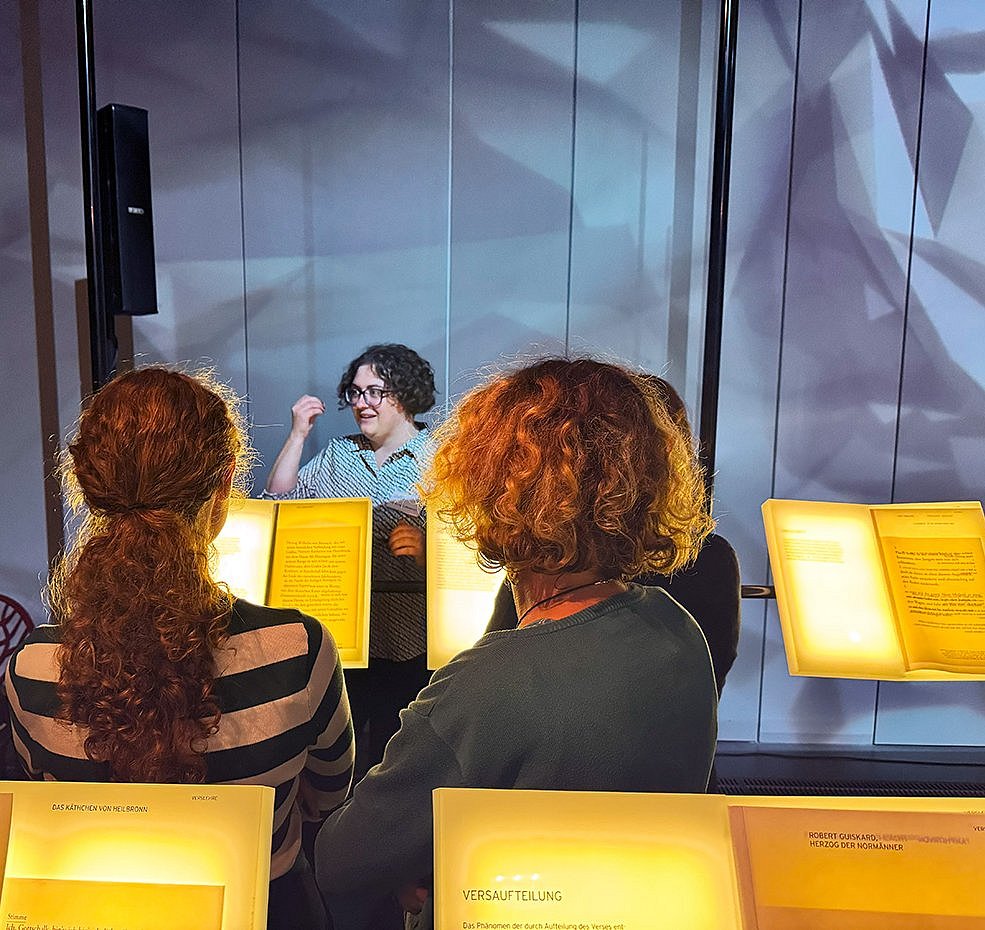 Gruppe in einer Führung durch die Dauerausstellung mit Viviane Jasmin Meierdreeß