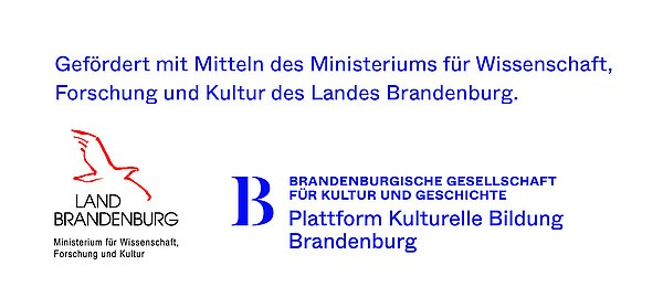 Oben steht ein blauer Text mit dem Hinweis auf die Förderung durch das Ministerium für Wissenschaft, Forschung und Kultur des Landes Brandenburg. Darunter sind zwei Logos nebeneinander angeordnet. Links befindet sich das Logo des Landes Brandenburg mit einem roten stilisierten Vogel und dem Schriftzug 'LAND BRANDENBURG' sowie dem Zusatz 'Ministerium für Wissenschaft, Forschung und Kultur' in kleinerer Schrift. Rechts steht das Logo der Brandenburgischen Gesellschaft für Kultur und Geschichte, Plattform Kulturelle Bildung Brandenburg, in blauer Schrift mit einem großen, blauen Buchstaben 'B' als grafisches Element.