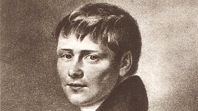 Schwarz-weiße Linienzeichnung eines jungen Mannes mit kurzem, leicht gewelltem Haar und ernstem Gesichtsausdruck. Er trägt einen dunklen, hochgeschlossenen Mantel und ein weißes Halstuch. Der Oberkörper ist leicht zur Seite gedreht, der Blick ist nach vorn gerichtet. Der Hintergrund ist einfarbig und ohne Details.