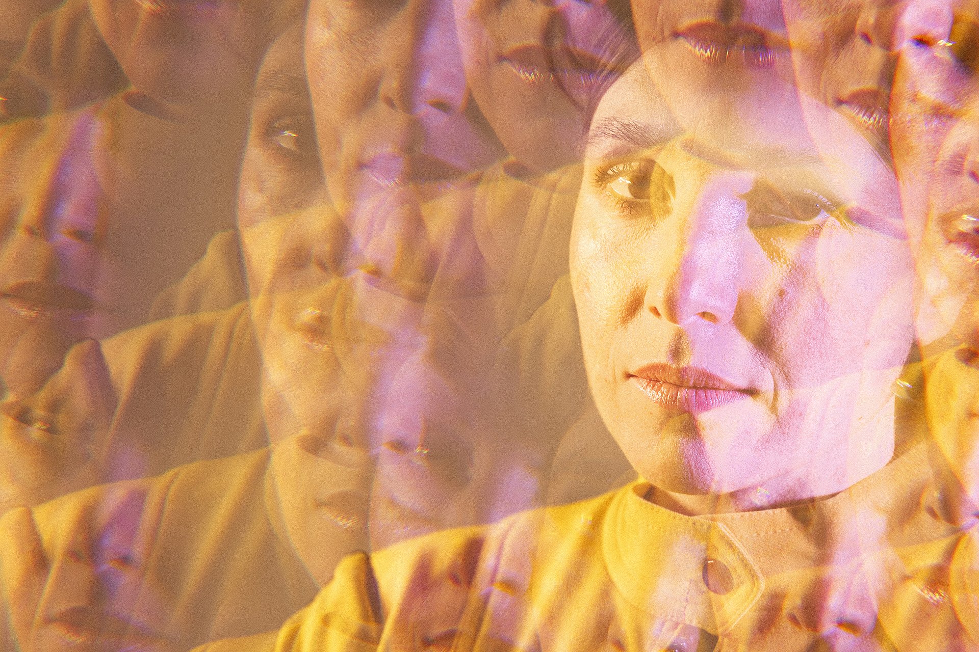 Teaser für die Theateraufführung mit Foto einer Frau in der Mitte, das sich bildlich mehrfach verschiebt
