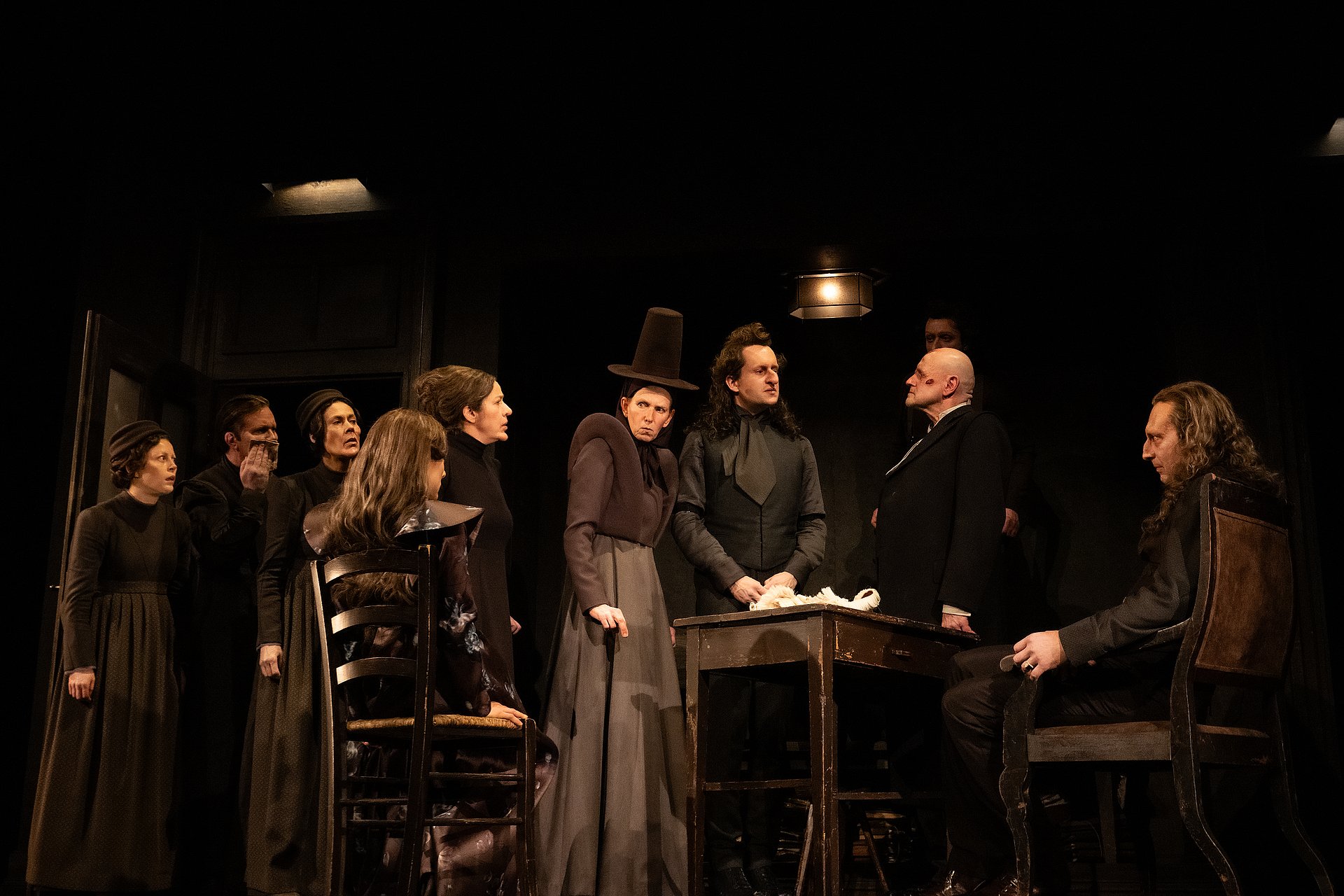 Krug-Ensemble in historisch wirkender Kleidung auf der Bühne