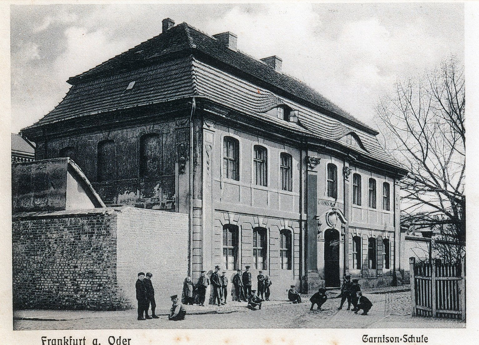 Garnisonschule Frankfurt (Oder) um 1900 ©Kleist-Museum historisches Foto der Garnisonschule Frankfurt (Oder um 1900 in Schwarz-Weiß mit Schulkindern vor dem Gebäude
