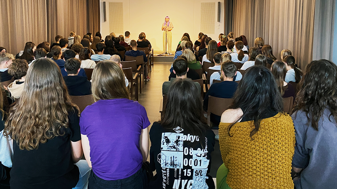 Schülerinnen und Schüler im neuen Veranstaltungsraum des Kleist-Museums beim Vortrag der Poetry Slammerin Jule Weber beim Kleist-Kosmos 2022 ©Kleist-Museum