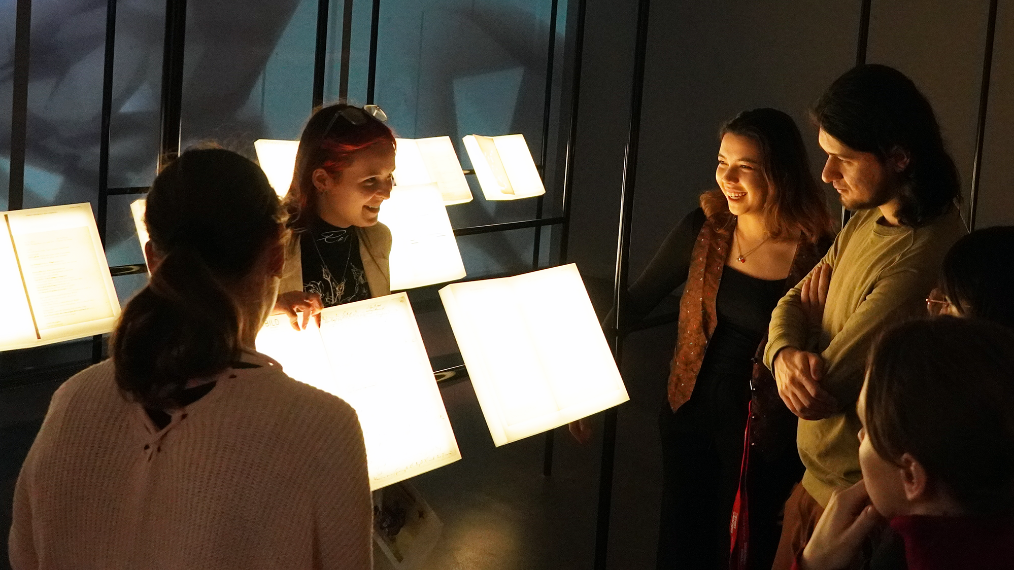 Führung in ersten Raum der Dauerausstellung mit russischsprachigen Teilnehmer*innen ©Stiftung Kleist-Museum