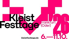 Große, pinkfarbene geometrische Formen dominieren den Hintergrund. Im Vordergrund steht der Schriftzug ‚Kleist Festtage‘ in schwarzer, serifenloser Schrift. Rechts daneben befindet sich eine große, pinkfarbene Zahl ‚26‘, die teilweise von den geometrischen Formen überlagert wird. Darunter steht in kleinerer, schwarzer Schrift ‚Frankfurt (Oder)‘. Am unteren Bildrand sind die Daten ‚6.–11.10.‘ in pinker Schrift sowie die Webadresse ‚kleistfesttage.de‘ in Schwarz zu sehen. Das gesamte Motiv wirkt modern und plakativ.
