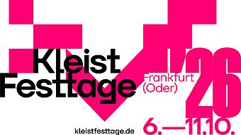 Große, pinkfarbene geometrische Formen dominieren den Hintergrund. Im Vordergrund steht der Schriftzug ‚Kleist Festtage‘ in schwarzer, serifenloser Schrift. Rechts daneben befindet sich eine große, pinkfarbene Zahl ‚26‘, die teilweise von den geometrischen Formen überlagert wird. Darunter steht in kleinerer, schwarzer Schrift ‚Frankfurt (Oder)‘. Am unteren Bildrand sind die Daten ‚6.–11.10.‘ in pinker Schrift sowie die Webadresse ‚kleistfesttage.de‘ in Schwarz zu sehen. Das gesamte Motiv wirkt modern und plakativ.
