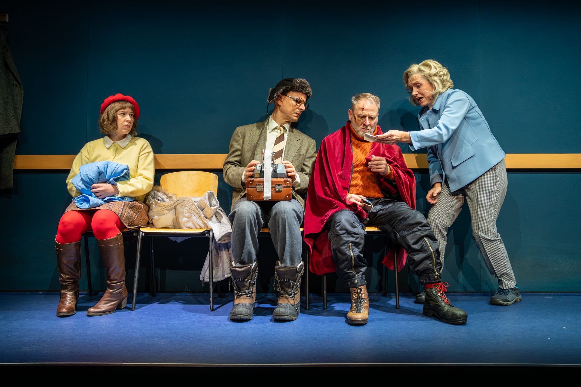 vier Schauspieler*innen auf der Bühne