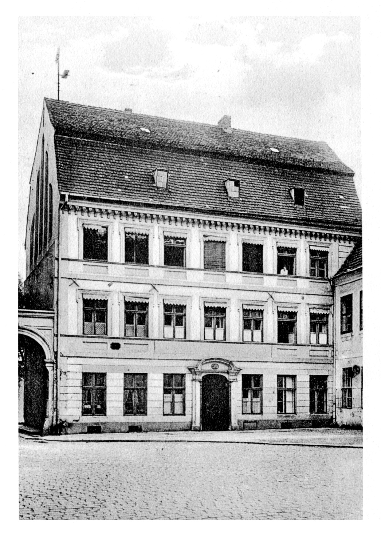 Postkarte Geburtshaus Heinrich von Kleists, 1921; Schwarz-Weiß-Fotografie eines dreistöckigen Hauses mit schrägem Dach