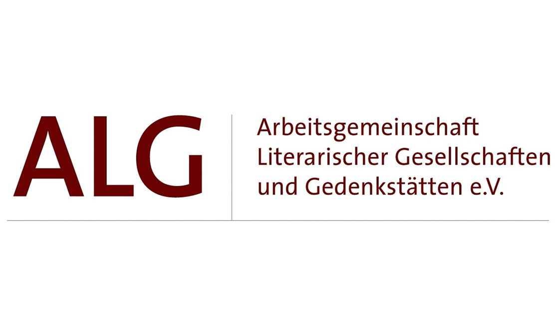Logo ALG - Arbeitsgemeinschaft Literarischer Gesellschaften und Gedenkstätten e. V. ciemnoczerwoną czcionką; po lewej: Akronim, po prawej: pełna nazwa