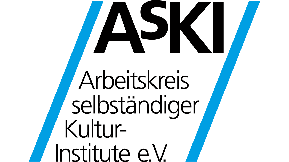 Logo ASKI - Arbeitskreis selbstständiger Kultur-Institute e. V. z niebieskim paskiem obok akronimu i całej nazwy