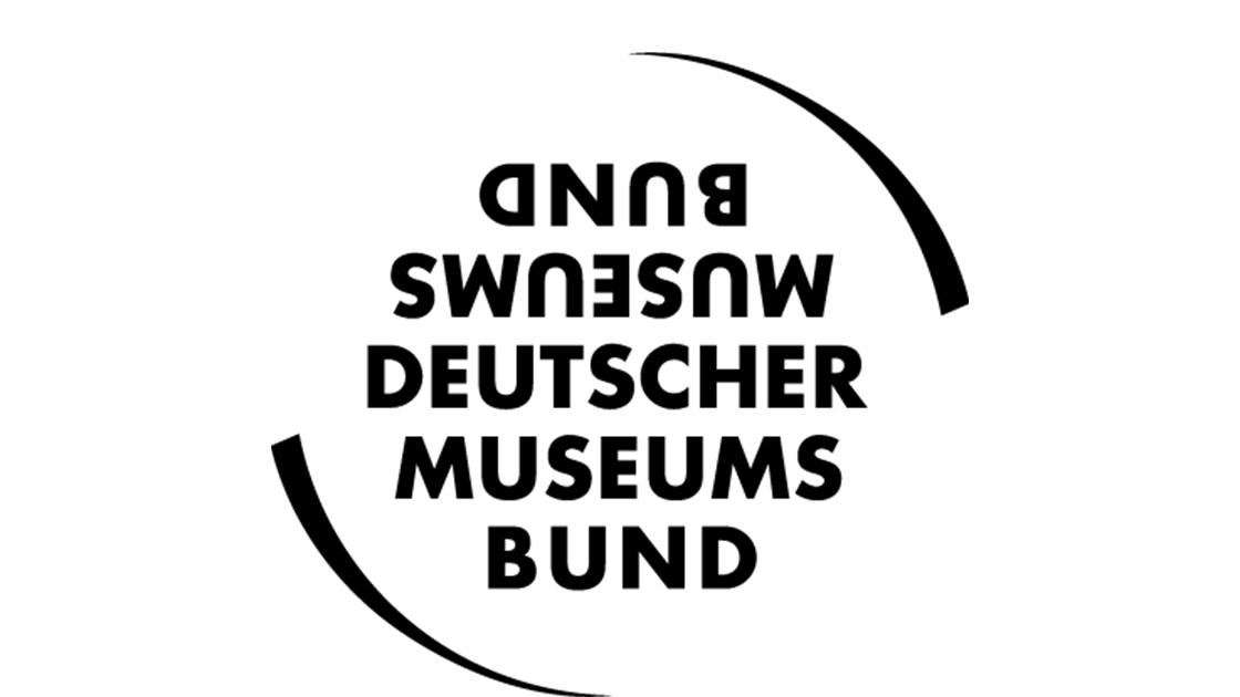 Logo Deutscher Museumsbund; w otwartym, domniemanym okręgu, nazwa jest odwrócona do góry nogami u góry, prawą stroną do góry u dołu; całość w kolorze czarnym