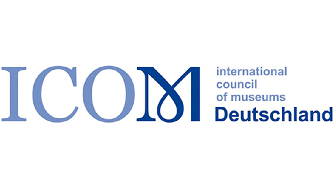 Logo ICOM - Międzynarodowa Rada Muzeów Niemcy, zapisane w kolorze jasnoniebieskim i ciemnoniebieskim; po lewej: Akronim, po prawej: pełna nazwa