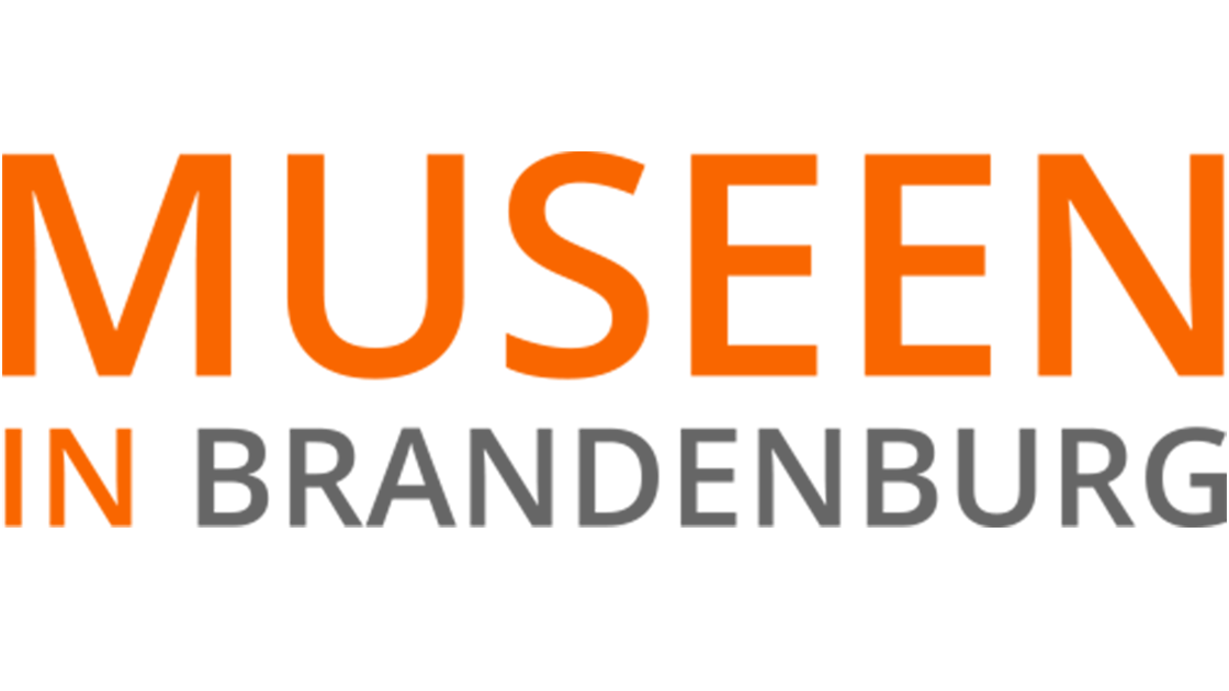 Logo Museumsverband Brandenburg z napisem "Museums in Brandenburg" w kolorze pomarańczowym i szarym; wszystko pisane małymi literami